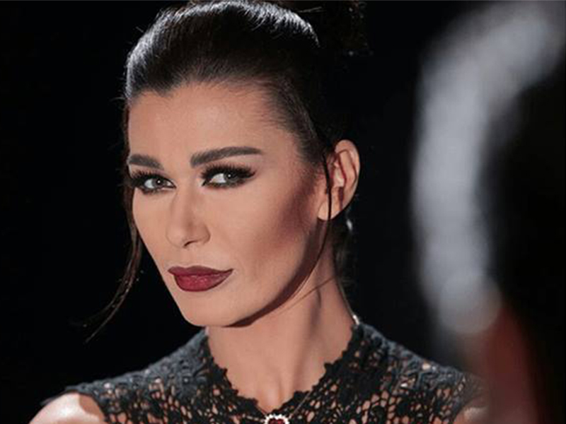 نجل نادين الراسي يُوضّح حقيقة ضربه لوالدته